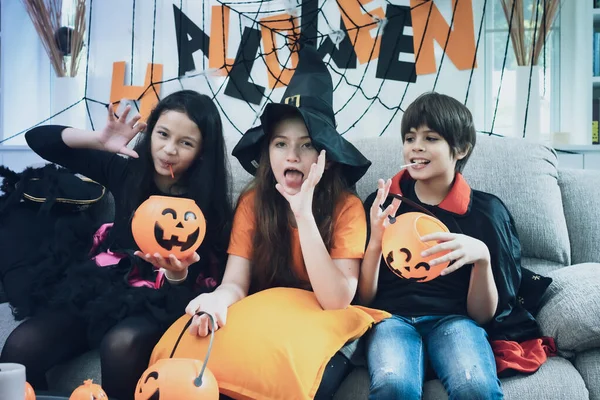 Gruppo di ragazza e ragazzo bambini vestire il costume e tenere la zucca — Foto Stock