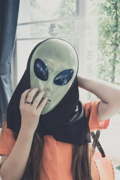 Girl kids dress up as Halloween Alien mask costume on head for p — Stockfoto