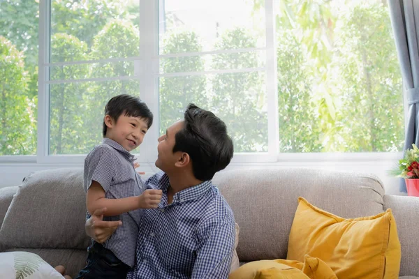 Aziatisch familie vader en zoon spelen samen in woonkamer, hap — Stockfoto