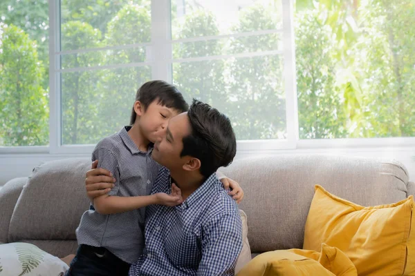 Aziatisch familie vader en zoon spelen samen in woonkamer, hap — Stockfoto