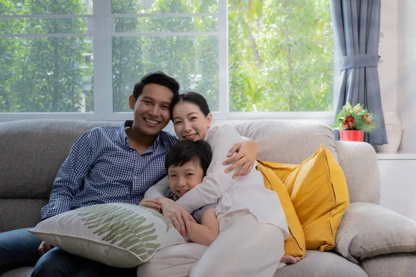 Aziatisch familie vader, moeder en zoon spelen samen in het leven r — Stockfoto