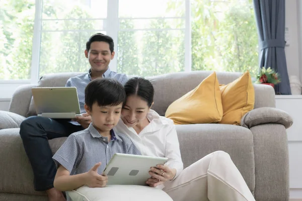 Asiática familia padre, madre e hijo jugando ordenador portátil toge — Foto de Stock