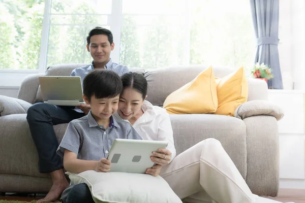 Asiática familia padre, madre e hijo jugando ordenador portátil toge — Foto de Stock