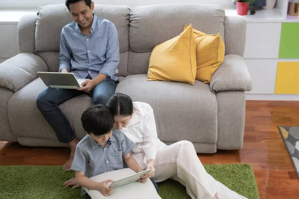 Asiática familia padre, madre e hijo jugando ordenador portátil toge — Foto de Stock