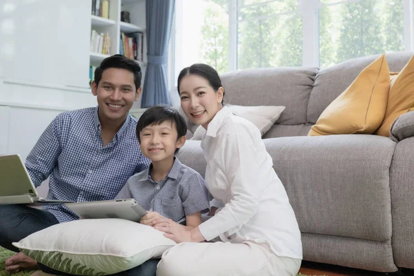 Asyalı aile babası, anne ve oğlu bilgisayar oyunu oynuyorlar. — Stok fotoğraf