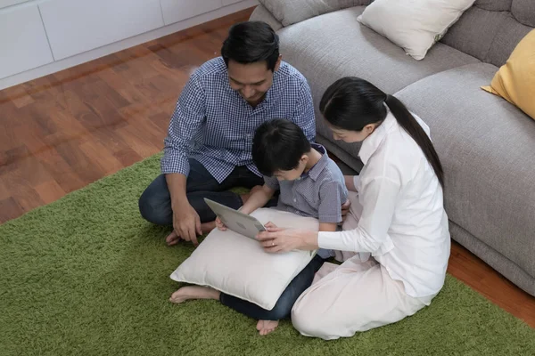 Asiática familia padre, madre e hijo jugando ordenador portátil toge — Foto de Stock