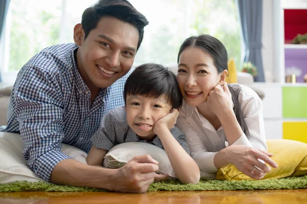 Famiglia asiatica padre, madre e figlio sdraiati sul pavimento e sorridere — Foto Stock