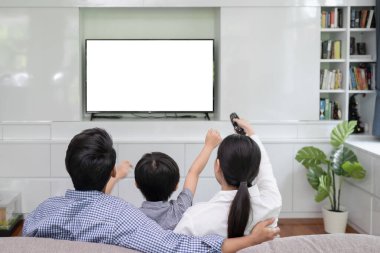 Genç bir ailenin arka planında, kadın ve erkek birlikte televizyon izliyorlar.