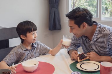 Asyalı aile, baba oğul kahvaltı, reçelli ekmek...