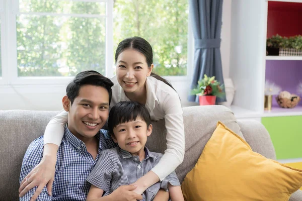 Asiatico famiglia padre, madre e figlio sorridente insieme in living r — Foto Stock
