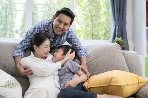 Asyalı aile babası, anne ve oğlu yaşarken birlikte gülümsüyorlar. — Stok fotoğraf