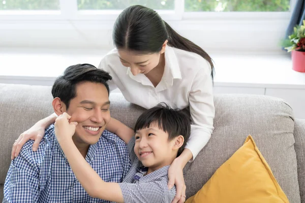 Asiática familia padre, madre e hijo sonriendo juntos en la vida r — Foto de Stock