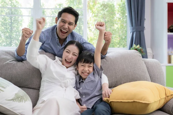 Asiatisk familj far, mor och son leende känsla spännande tillsammans — Stockfoto