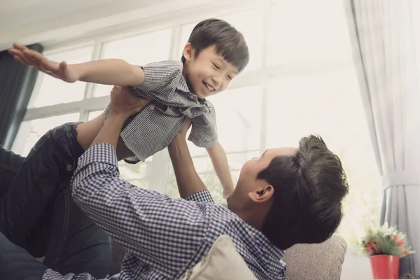 Aziatisch familie vader en zoon spelen vliegen in de lucht samen in l — Stockfoto