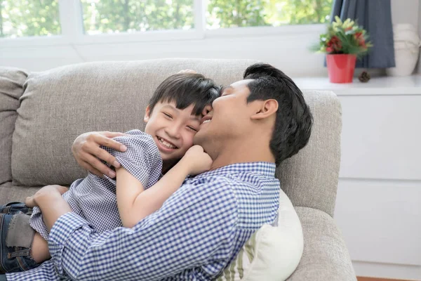 Asian family father and son playing together in living room, hap — Stockfoto