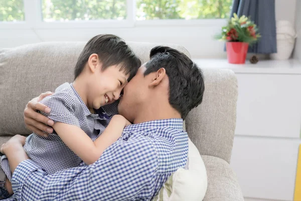 Asian family father and son playing together in living room, hap — Stockfoto