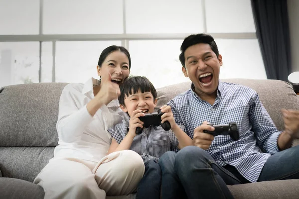 Emoción de la familia joven, padre, madre e hijo viendo la televisión y — Foto de Stock