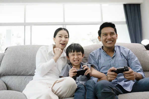 Emoción de la familia joven, padre, madre e hijo viendo la televisión y — Foto de Stock