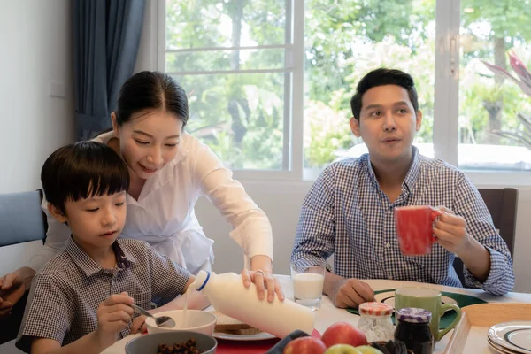 Asiatisk familj, far och son äter frukost tillsammans med mal — Stockfoto