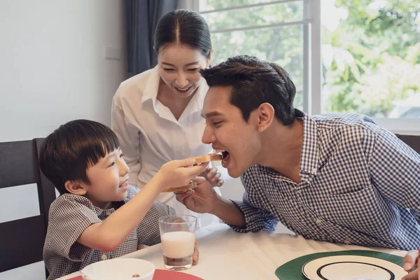 Asiatisk familj, far, mor och son äter frukost, bröd wit — Stockfoto