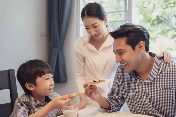 Aziatisch gezin, vader, moeder en zoon ontbijten, brood wit — Stockfoto