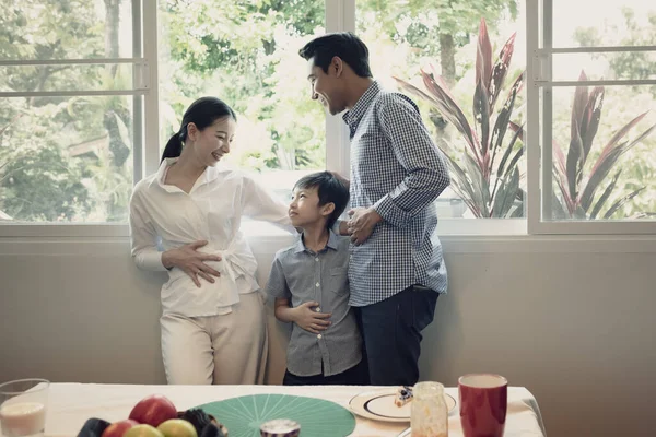 Lycklig asiatisk ung familj, far, mor och son stående och hu — Stockfoto