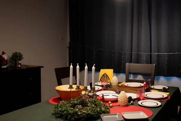 Empty dining room is decorated with Christmas tree and gift pres — ストック写真