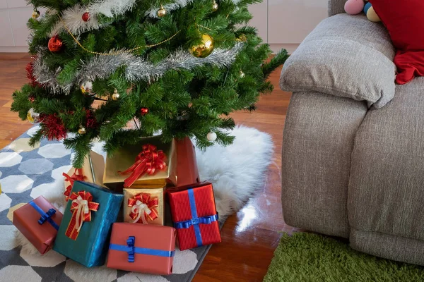 Sok ajándék ajándék alatt karácsonyfa díszített Chri — Stock Fotó