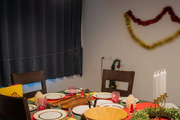 Sala da pranzo vuota è decorato con albero di Natale e regalo pres — Foto Stock