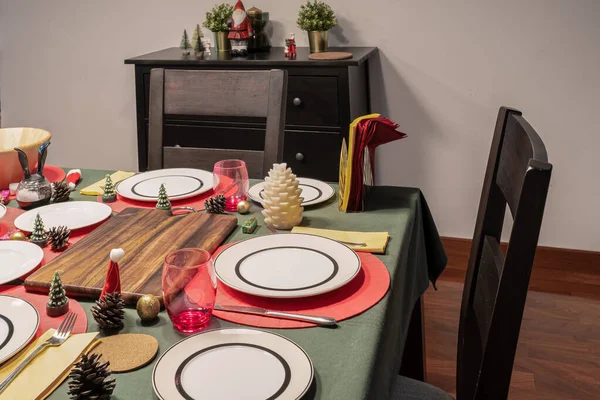 Empty dining room is decorated with Christmas tree and gift pres — Stock Photo, Image