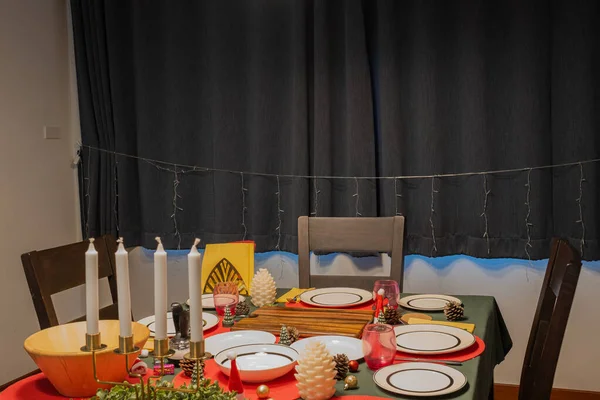 空荡荡的餐厅装饰着圣诞树和礼物预置 — 图库照片