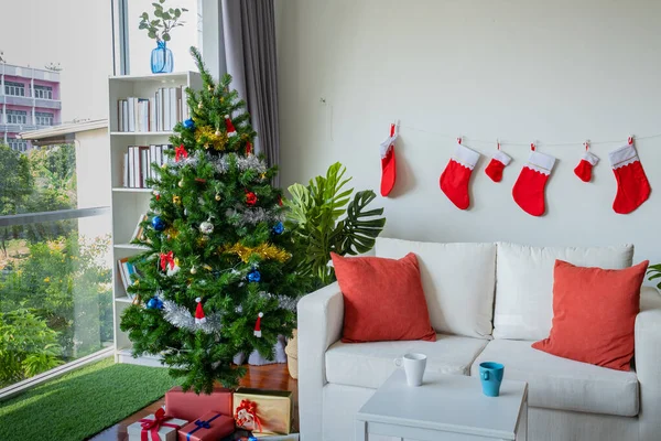 Lege woonkamer is versierd met kerstboom en cadeau pres — Stockfoto