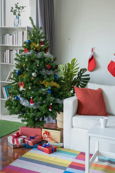 Üres nappali díszített karácsonyfa és ajándék pres — Stock Fotó