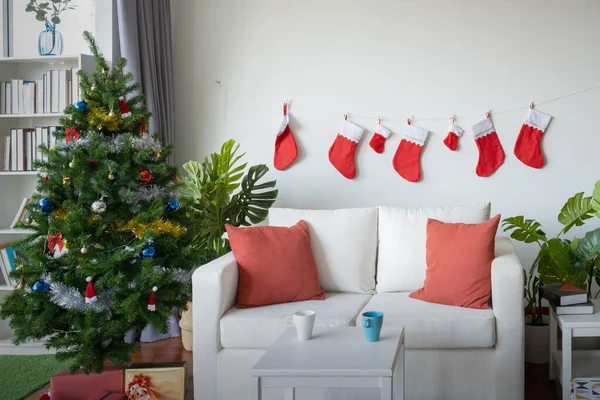 Üres nappali díszített karácsonyfa és ajándék pres — Stock Fotó