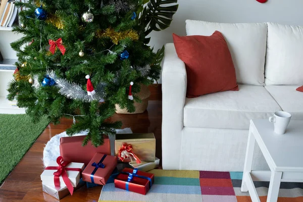 Ajándékok vagy ajándék alatt a karácsonyfa díszített Chr — Stock Fotó