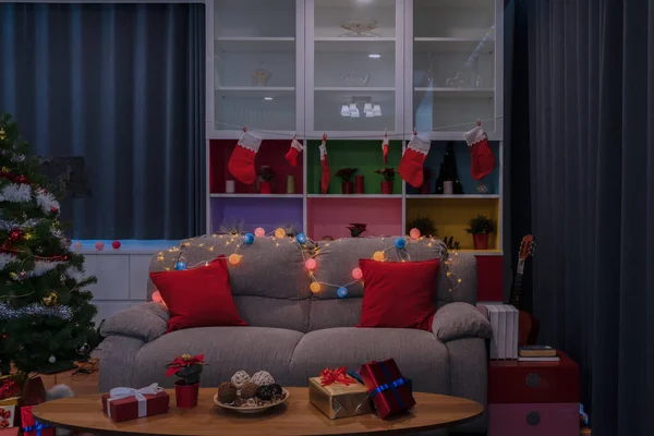 Lege woonkamer is versierd met kerstboom en cadeau pres — Stockfoto