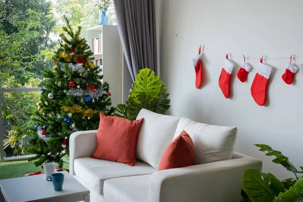 Lege woonkamer is versierd met kerstboom en cadeau pres — Stockfoto