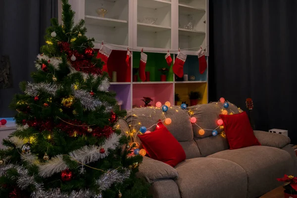 Lege woonkamer is versierd met kerstboom en cadeau pres — Stockfoto