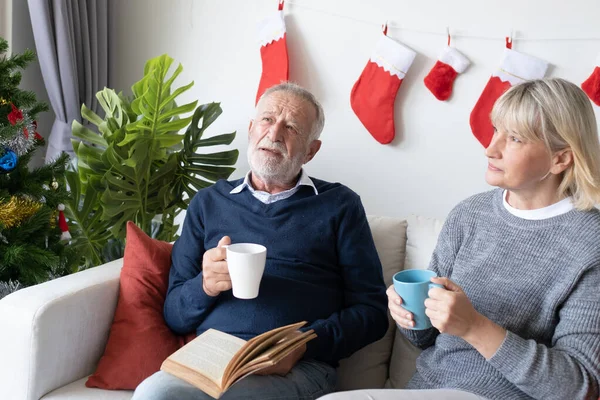 Anziani anziani caucasici vecchio e donna bere caffè con — Foto Stock