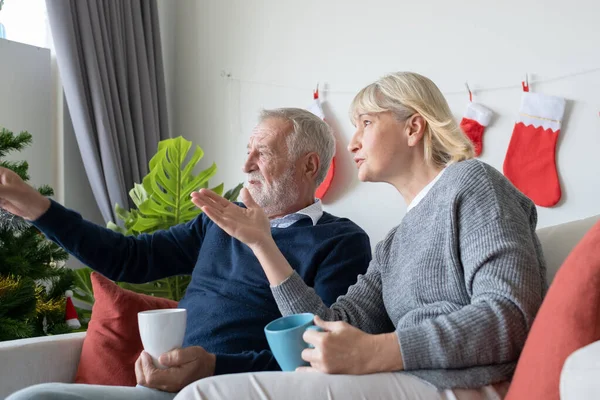 Anciano mayor caucásico viejo hombre y mujer bebiendo café con —  Fotos de Stock