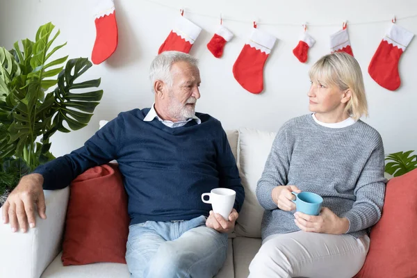 Senioren ouderen Kaukasische oude man en vrouw het drinken van koffie met — Stockfoto