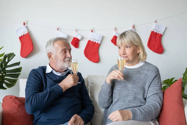 Anziani anziani caucasici vecchio e donna bere Champagne si — Foto Stock