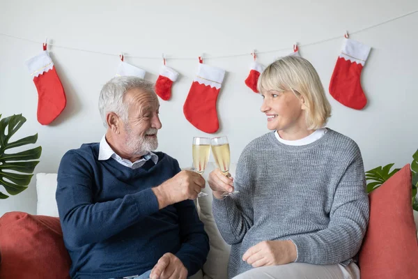 Aîné vieux caucasien vieil homme et femme boire champagne si — Photo