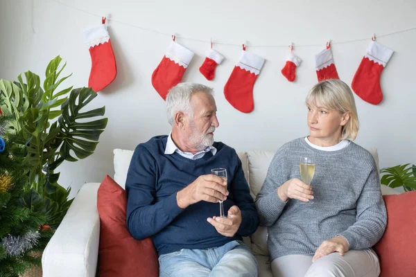 Aîné vieux caucasien vieil homme et femme boire champagne si — Photo