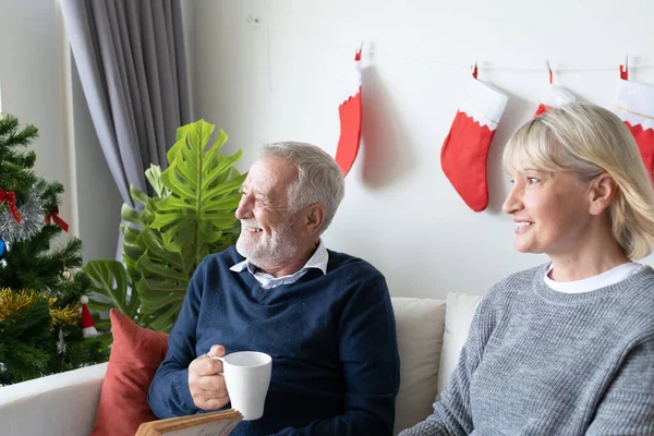 Senioren kaukasischen alten Mann und Frau Kaffee trinken mit Stockbild