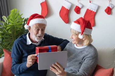 Yaşlı, beyaz, yaşlı bir adam ve kadın, konferansı... 