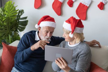 Yaşlı, beyaz, yaşlı bir adam ve kadın, konferansı... 