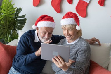 Yaşlı, beyaz, yaşlı bir adam ve kadın, konferansı... 