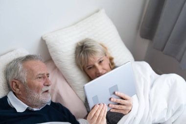 Mutlu yaşlı çift Kafkasyalı üst düzey adam ailesiyle konferans yapıyor.