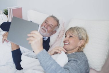 Mutlu yaşlı çift Kafkasyalı üst düzey adam ailesiyle konferans yapıyor.